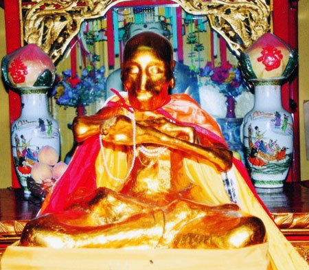 简介:无瑕禅师是九华山最著名的"肉身菩萨"之一,现供奉在九华山